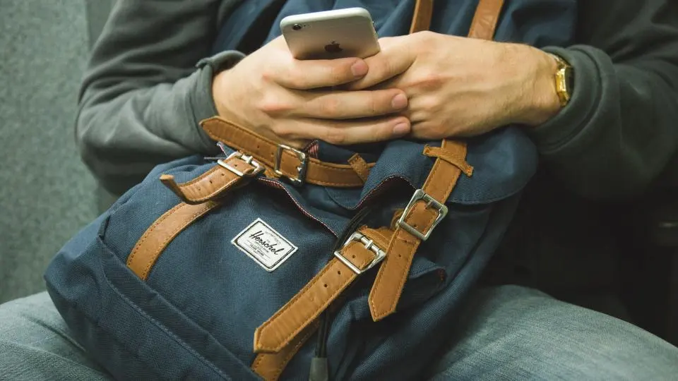 Mani che tengono uno smartphone durante una sessione di gioco mobile